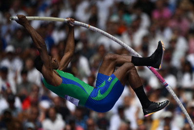 Fernando Ferreira salta sobre 4,80m no salto com vara do decatlo