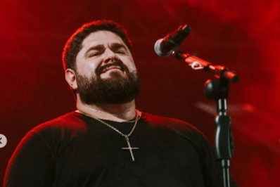 César Menotti, dupla de Fabiano, passa bem depois de acidente com ônibus da dupla