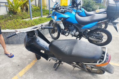 PM aborda motocicleta sem placa e conduz ocupantes à delegacia