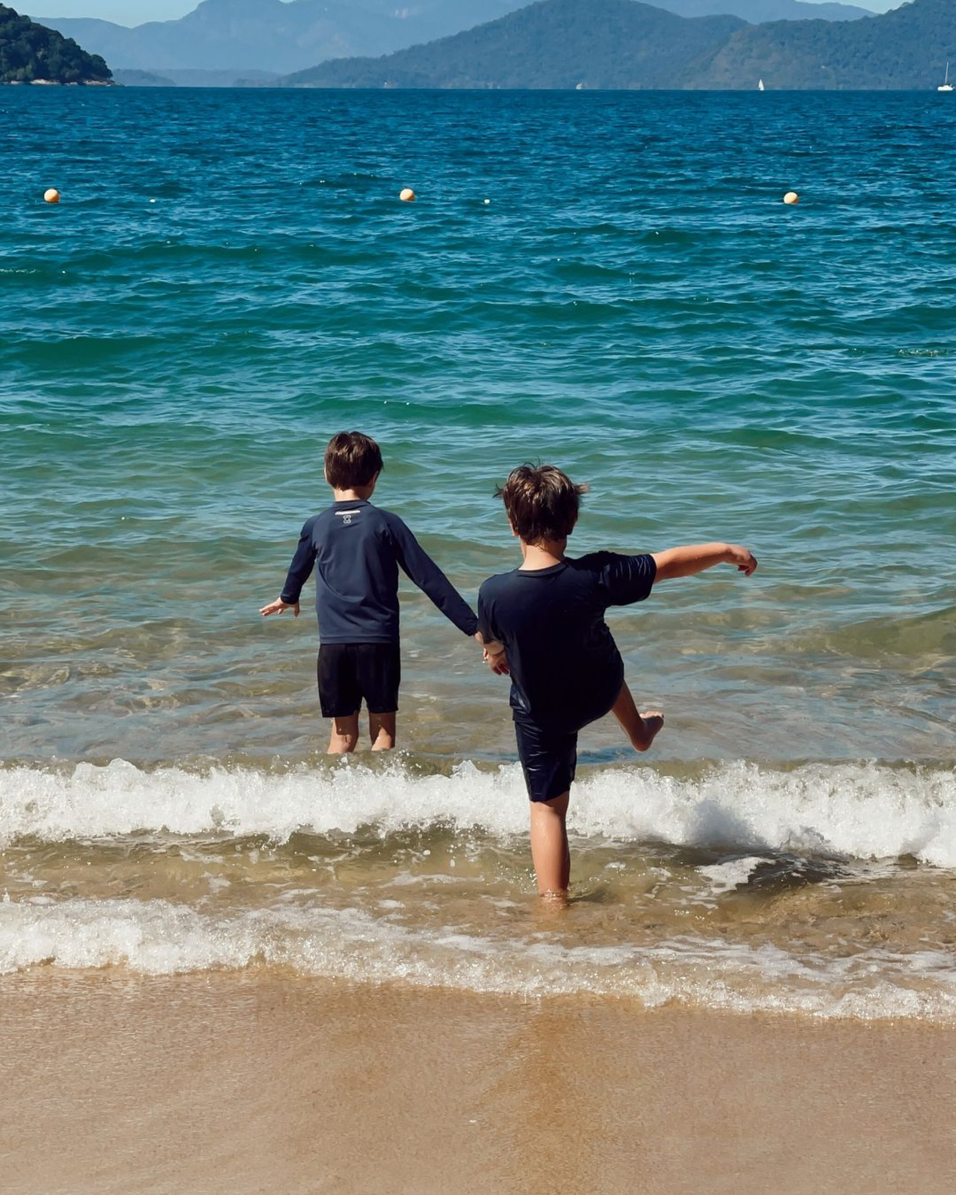 Gusttavo Lima e Andressa Suita aproveitam dia de sol em praia deserta com os filhos
 - Reprodução / Instagram 