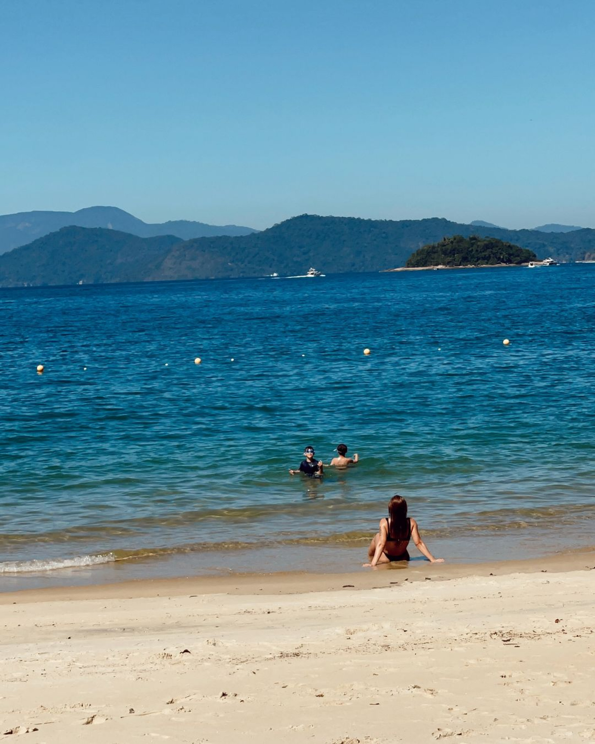 Gusttavo Lima e Andressa Suita aproveitam dia de sol em praia deserta com os filhos
 - Reprodução / Instagram 