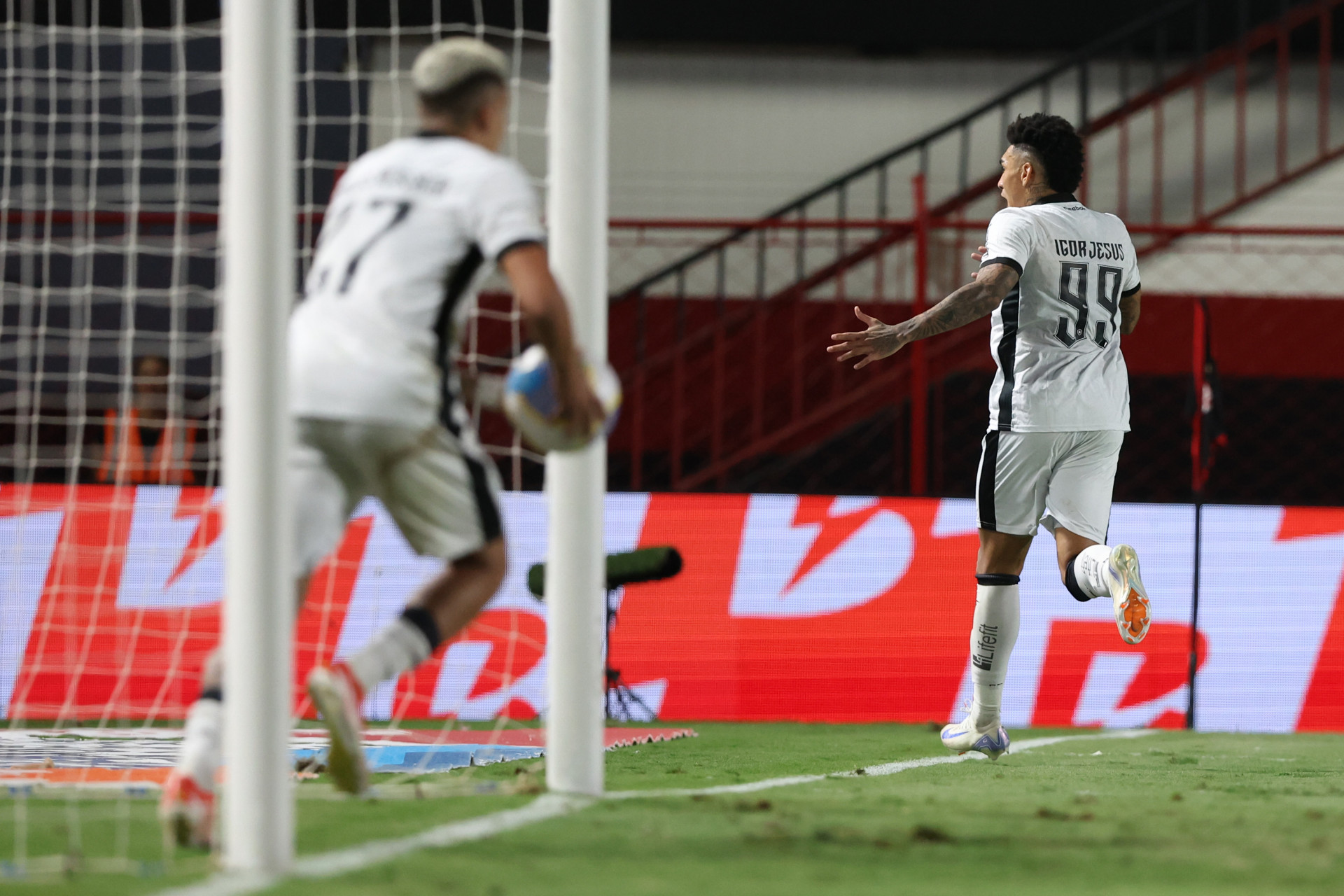 Igor Jesus comemorando gol marcado na vitória do Botafogo sobre o Atlético-GO - Vítor Silva/Botafogo