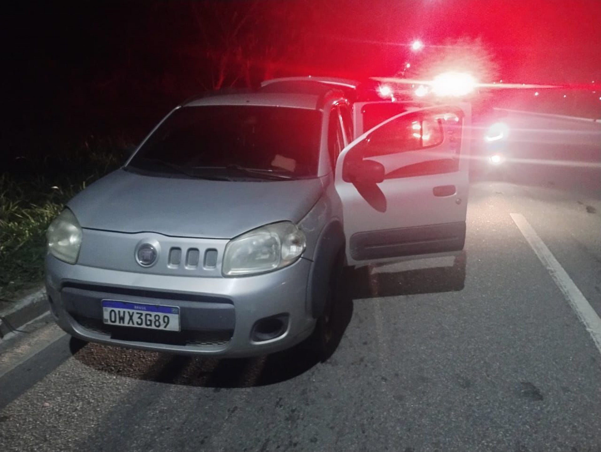 Ve&iacute;culo de aplicativo roubado recuperado pela Pol&iacute;cia Militar na Virgem Santa, ap&oacute;s persegui&ccedil;&atilde;o e pris&atilde;o dos suspeitos - Foto: Divulga&ccedil;&atilde;o