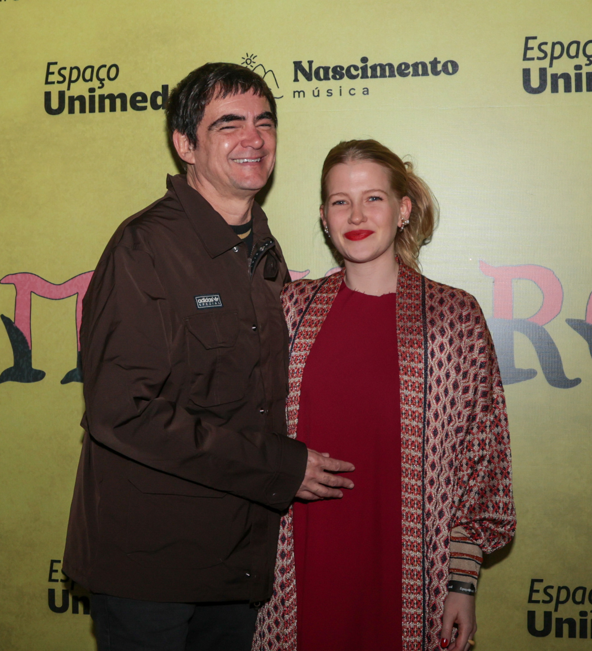 Samuel Rosa e a mulher, Laura Sarkovas - Tomzé Fonseca / Agnews