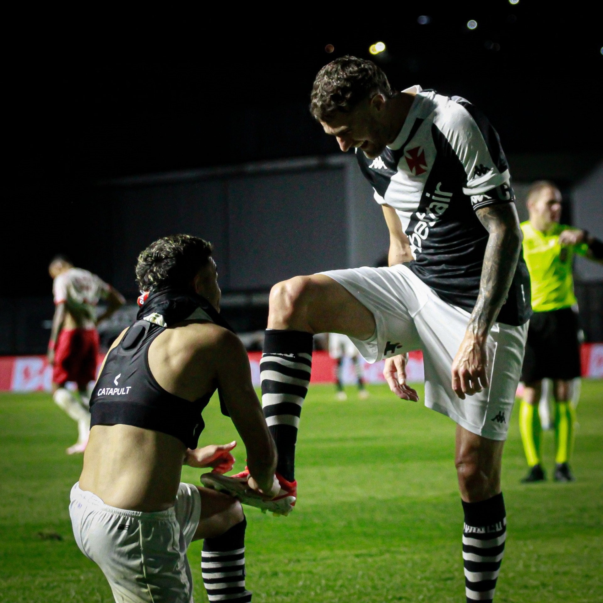 Adson agradece Vegetti por assist&ecirc;ncia - Matheus Lima/Vasco