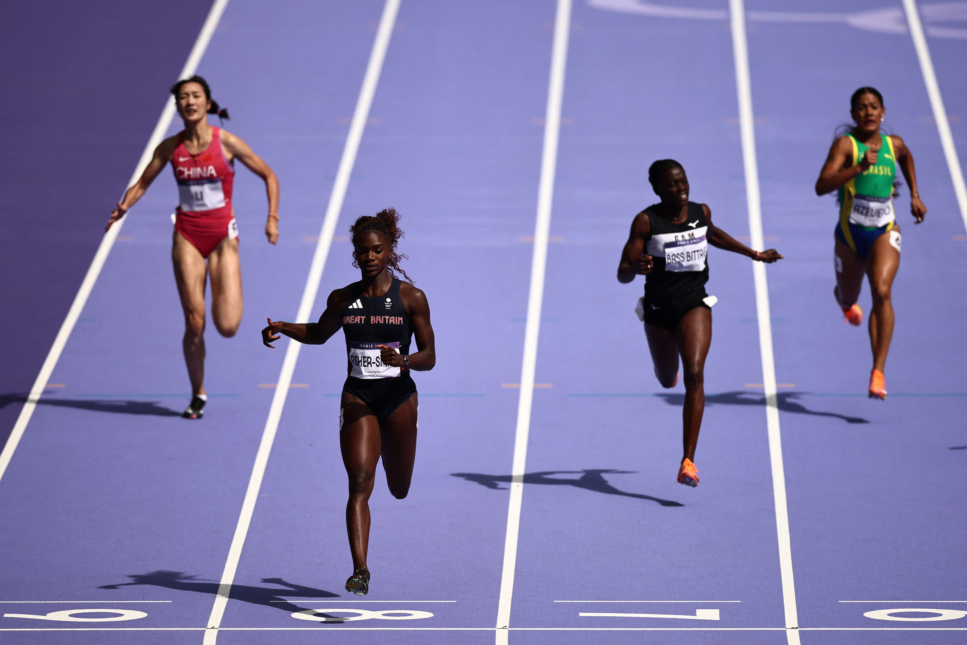 Nos 200m feminino, o Brasil também não teve bom resultado. Ana Carolina Azevedo e Lorraine Martins terminaram entre as últimas em suas baterias e não avançaram à fase final. - Anne-Christine Poujoulat / AFP