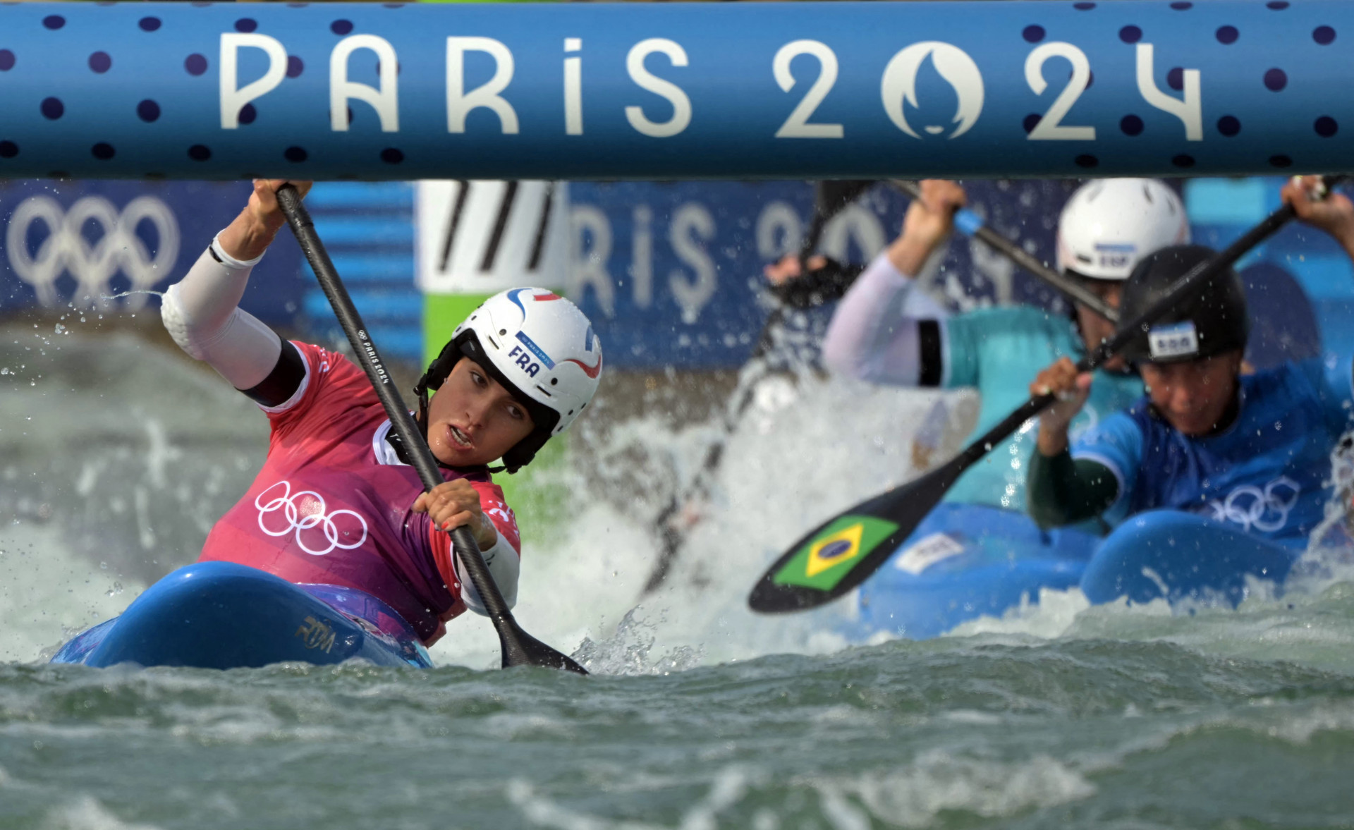 Ana Sátila (ao fundo) garantiu vaga nas quartas de final do caiaque extremo na Olimpíada de Paris. A brasileira teve bom desempenho em sua bateria das oitavas e terminou na segunda colocação. - Bertrand Guay / AFP