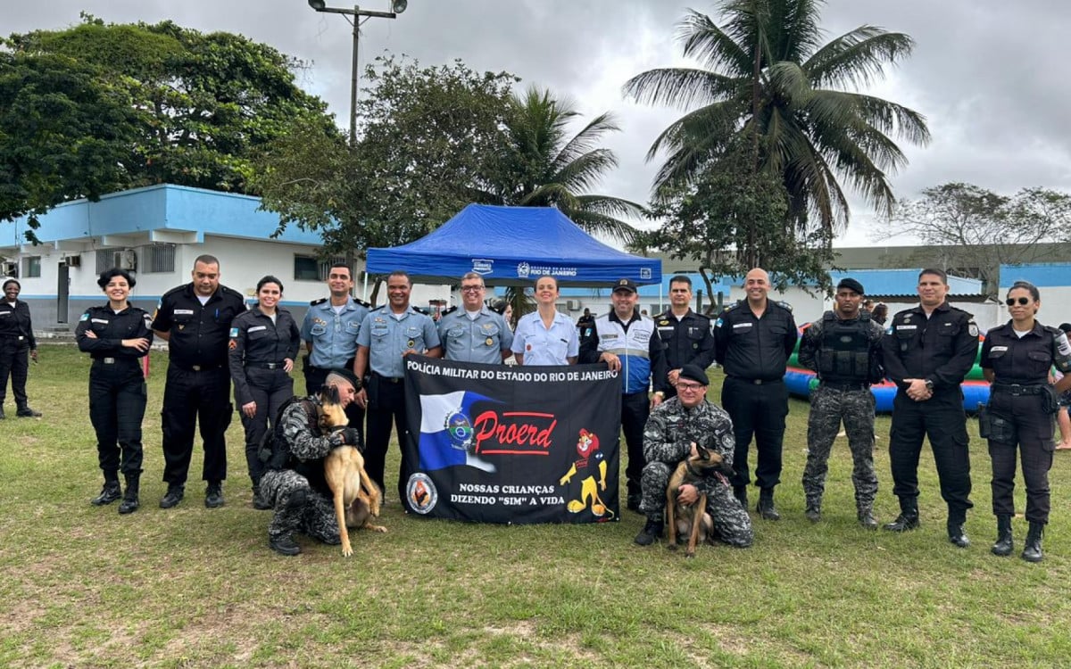 Crianças interagem com viaturas especiais durante o evento "PMERJ de Portas Abertas" no 32º BPM de Macaé - Foto: Divulgação