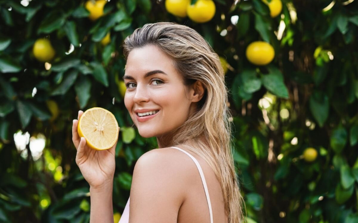 Usar lim&atilde;o para clarear o cabelo pode colocar a sa&uacute;de em risco (Imagem: BLACKDAY | Shutterstock) 