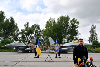 Ucrânia recebe primeiros caças F-16, anuncia Zelensky
