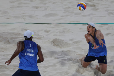 Evandro exalta atuação de Arthur nas oitavas do vôlei de praia: 'Me carregou'