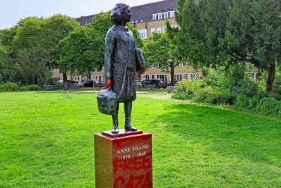 Estátua de Anne Frank volta a ser vandalizada em Amsterdã com frases pró-palestinas