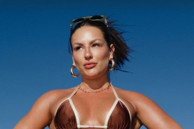 Kéfera curte passeio de barco e exibe corpo sarado