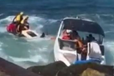 Vídeo: Lancha colide em pedras do Quebra-Mar da Barra da Tijuca