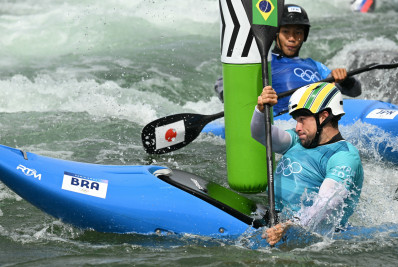 Atrapalhado por adversário, Pepê é eliminado na canoagem extrema