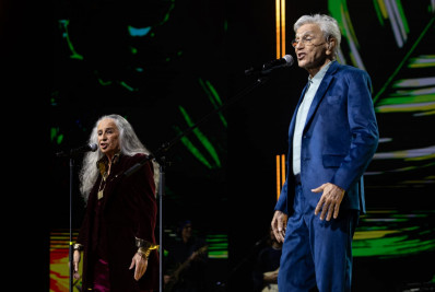 Caetano Veloso e Maria Bethânia cantam música de Iza e homenageiam Gal Costa em show
