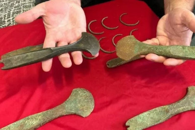 República Tcheca: arqueólogos encontram armas e joias enterradas há mais de 3 mil anos