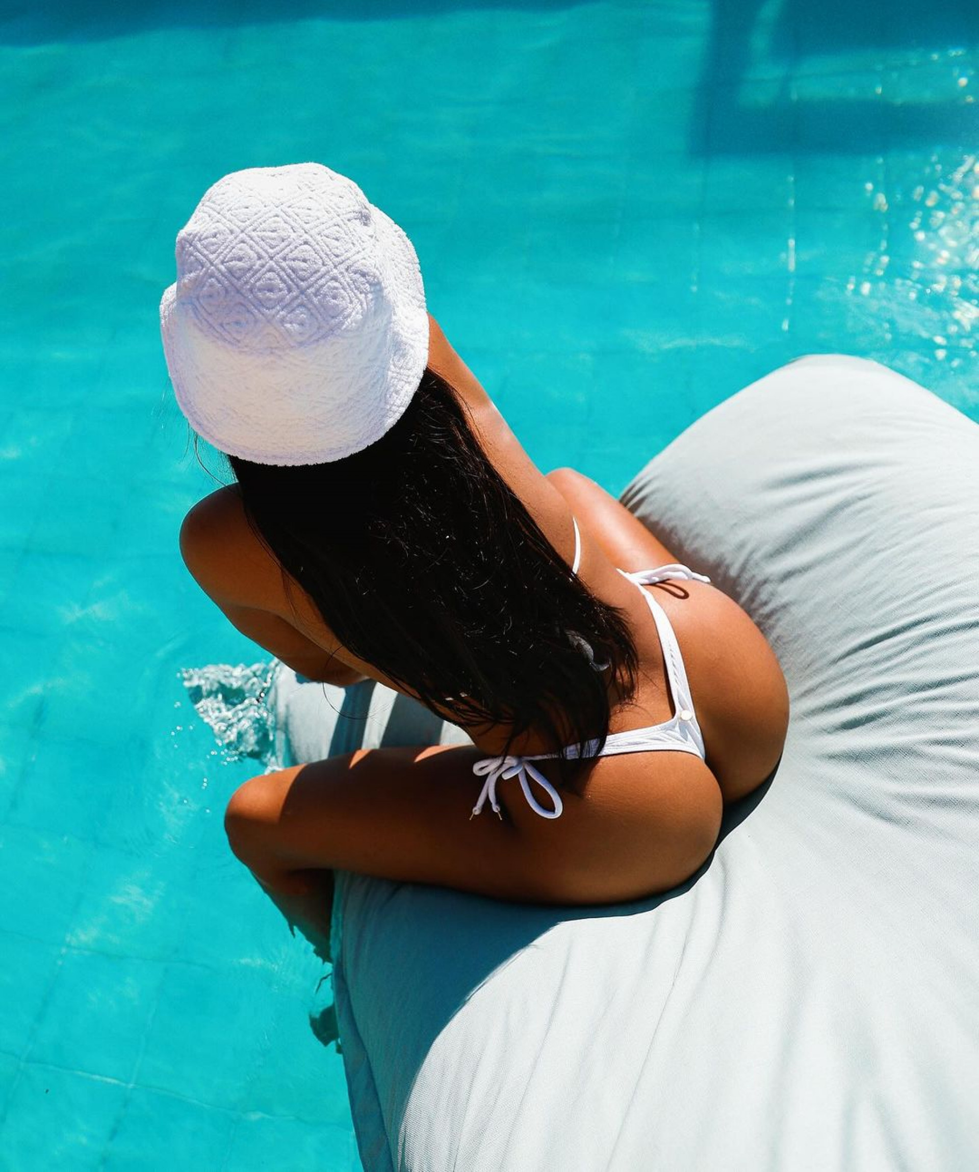 Ludmilla renova bronzeado na piscina e exibe curvas usando biquíni branco - Reprodução / Instagram 