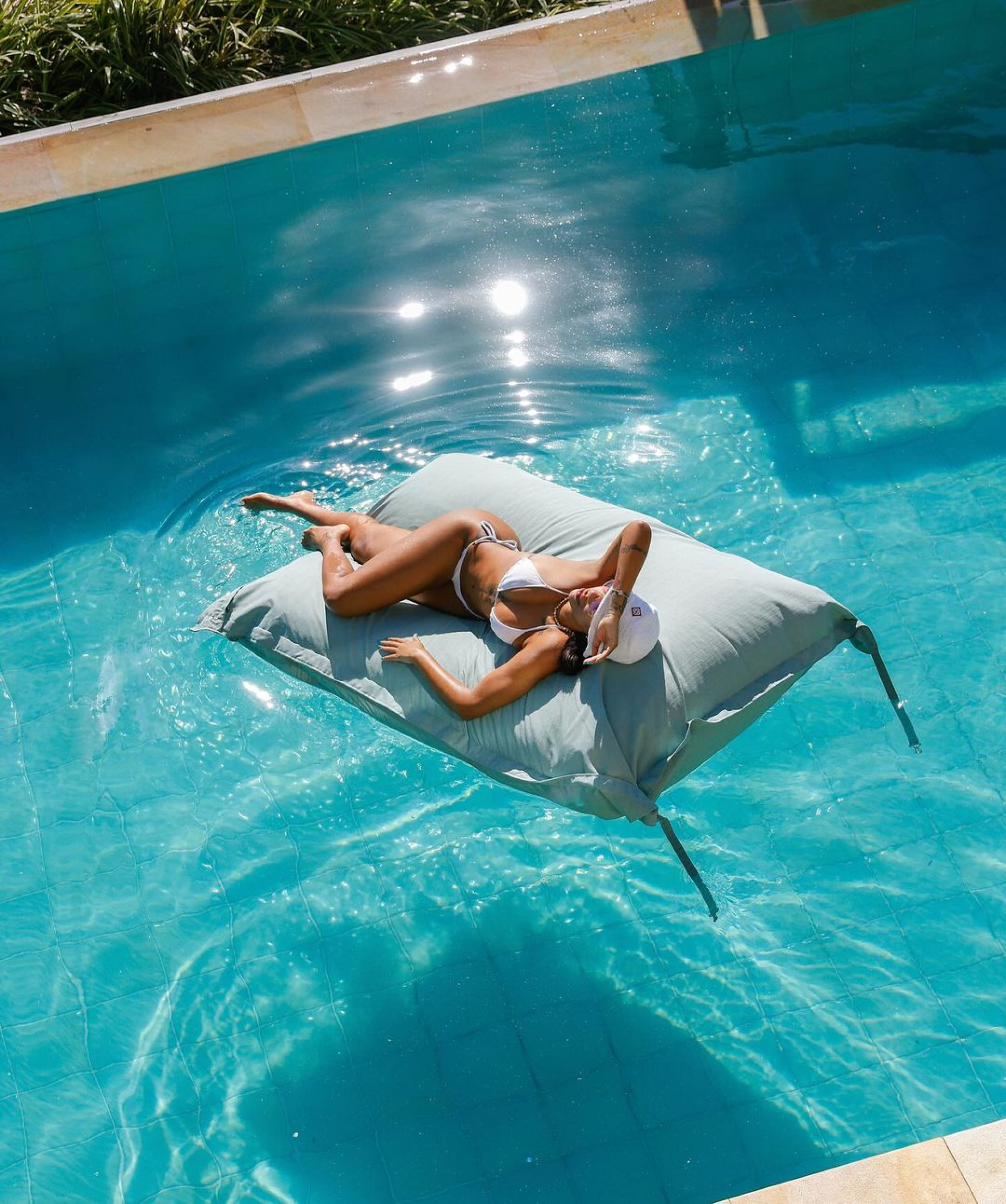 Ludmilla renova bronzeado na piscina e exibe curvas usando biquíni branco - Reprodução / Instagram 