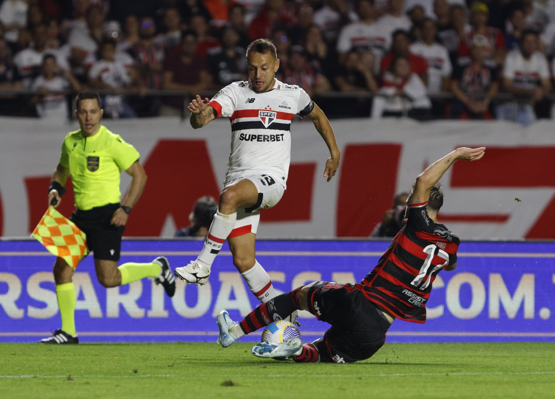 Viña, do Flamengo, em ação contra o São Paulo - Rubens Chiri / Saopaulofc