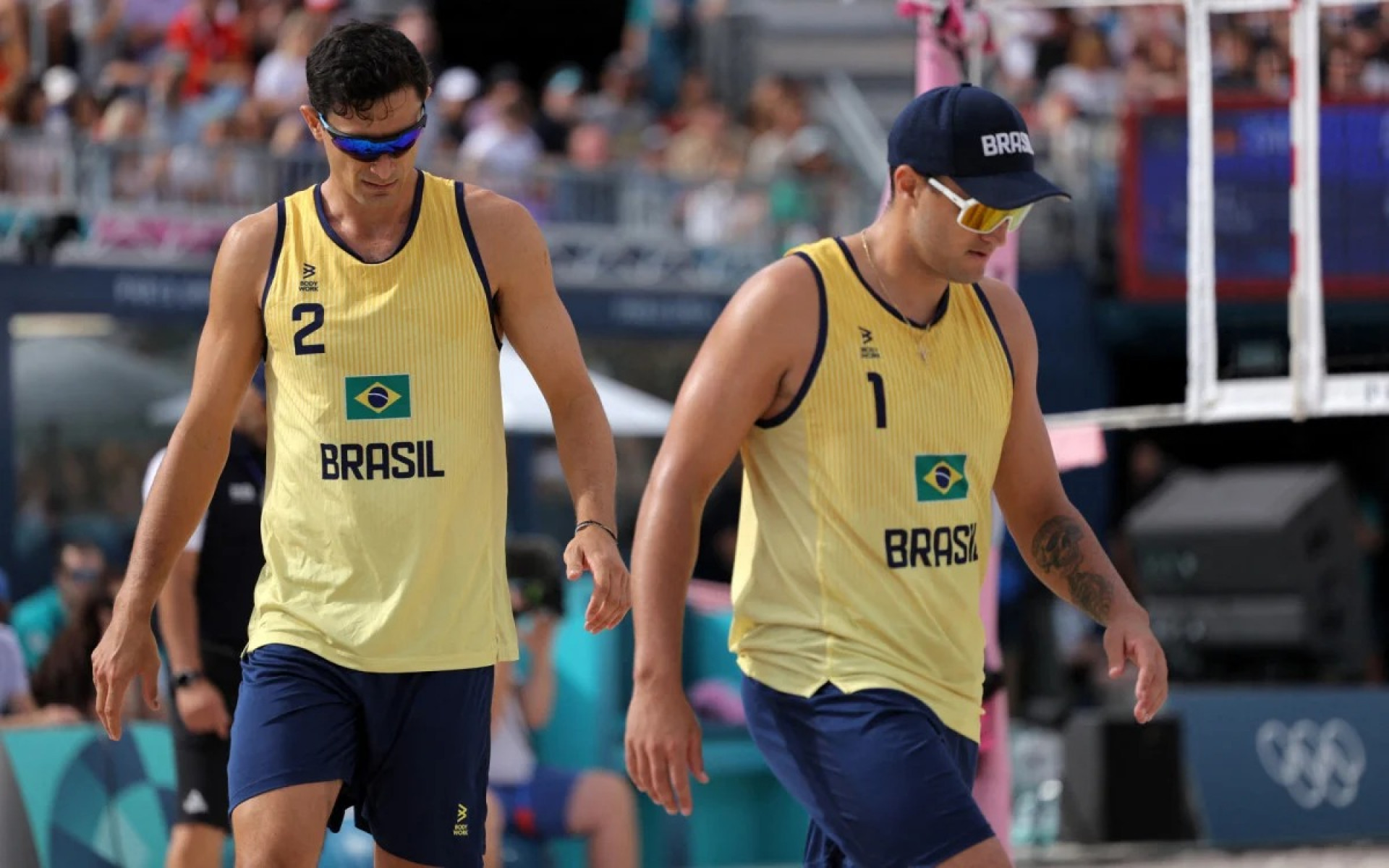 André e George perderam para os alemães Nils Ehlers e Clemens Wickler por 2 sets a 0, com parciais de 21/16 e 21/17. Com o resultado, a dupla se despediu nas oitavas de final do vôlei de praia. - AFP