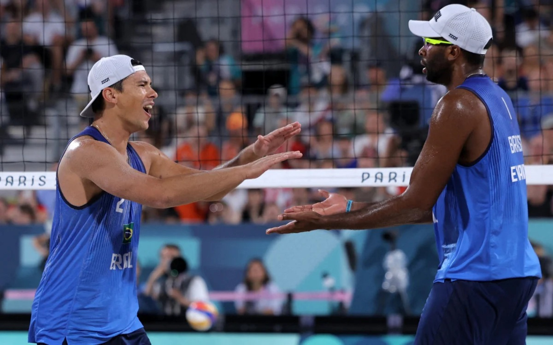 Arthur e Evandro venceram os holandeses Steve van de Velde e Matthew Immers por 2 sets a 0, com as duas parciais no placar de 21 a 16. Dessa forma, avançaram às quartas de final. - Thomas Samson / AFP