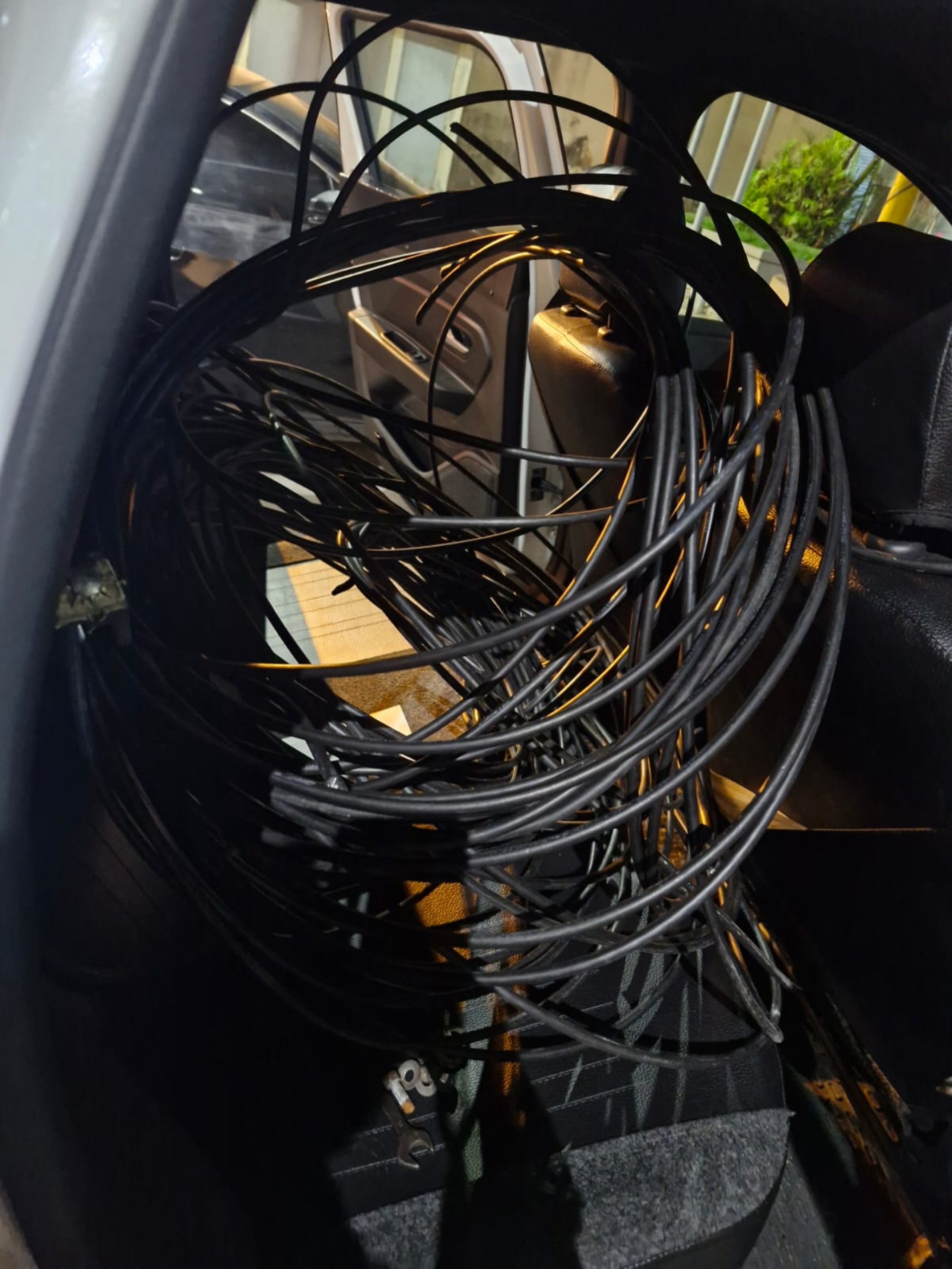 Fios apreendidos com os criminosos na Cidade Nova - Reprodução / Redes socias