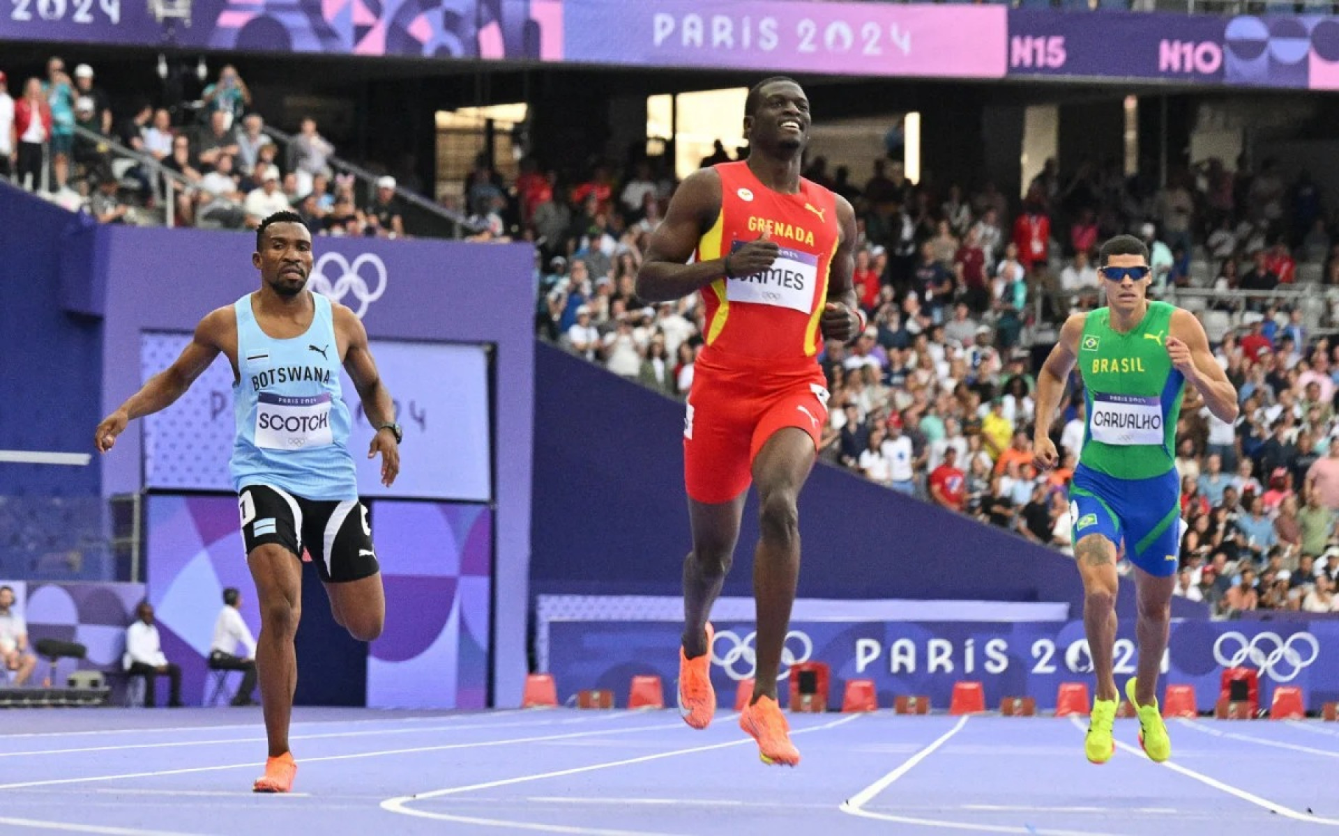 O brasileiro Lucas Carvalho segue vivo nos 400m rasos. Ele terminou a bateria na sétima posição e vai disputar a repescagem da categoria por uma vaga nas semifinais. - AFP
