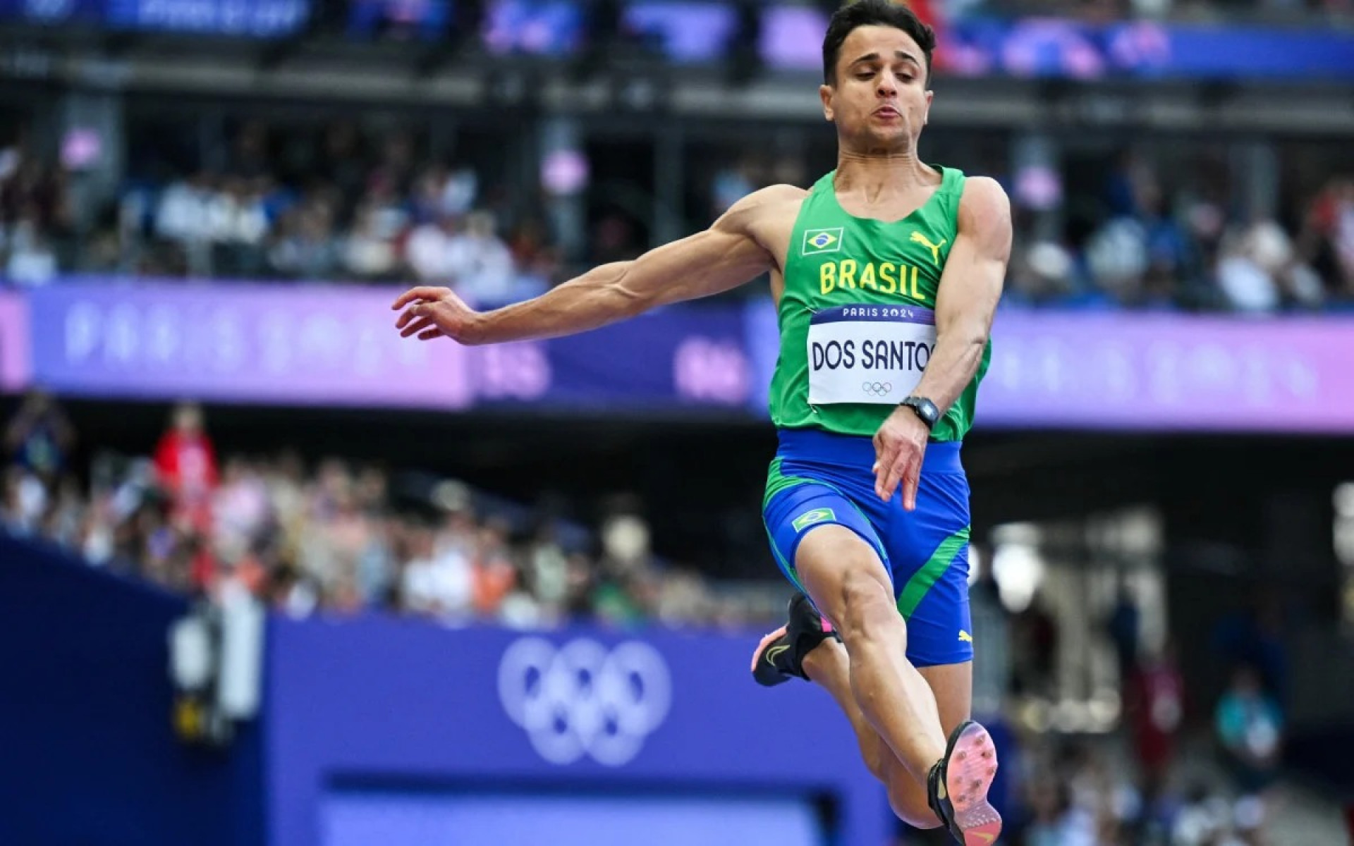 Lucas Marcelino queimou as três tentativas e foi eliminado do salto em distância, no Stade de France, e não avançou à fase final da modalidade. - AFP