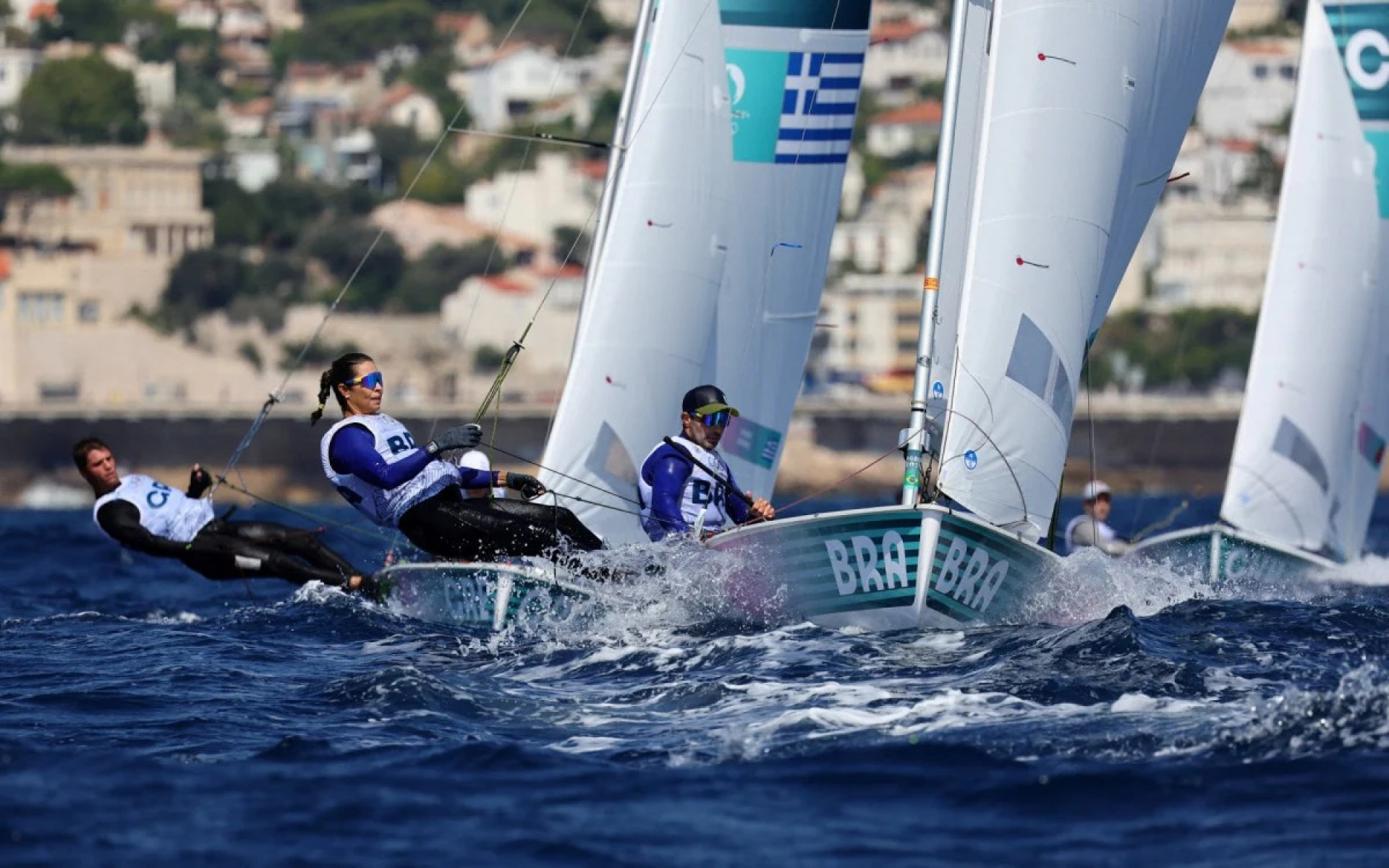 Henrique Haddad e Isabel Swon foram bem nas regatas cinco e seis da classe 470 da vela. A dupla saltou da 16ª para a 14ª posição na classificação geral, com 51 pontos. - Clement Mahoudeau / AFP
