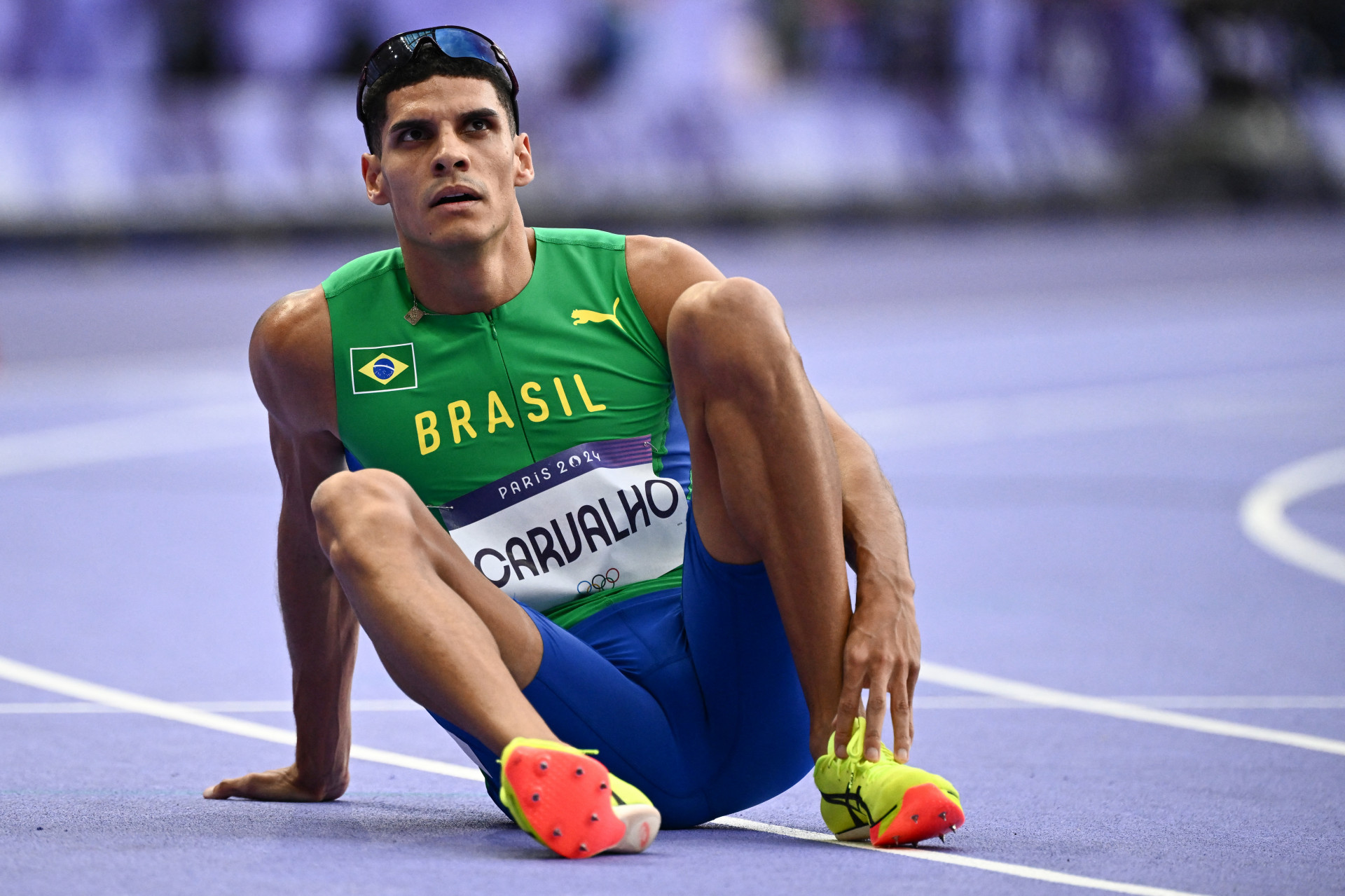 Nos 400 metros rasos, Lucas Carvalho ficou em último na repescagem e, consequentemente, foi eliminado. - AFP