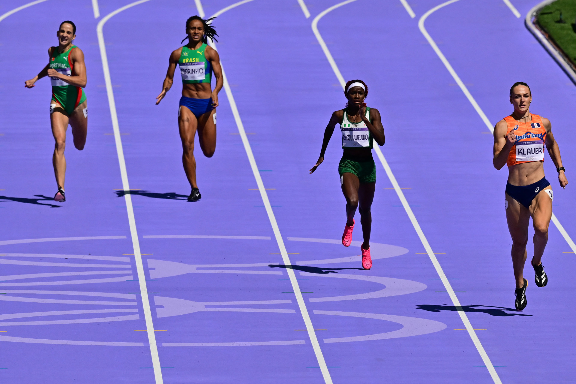Tiffani Marinho terminou sua bateria na sétima colocação. Com o resultado, disputará a repescagem que vale vaga nas semifinais dos 400m livre. - AFP