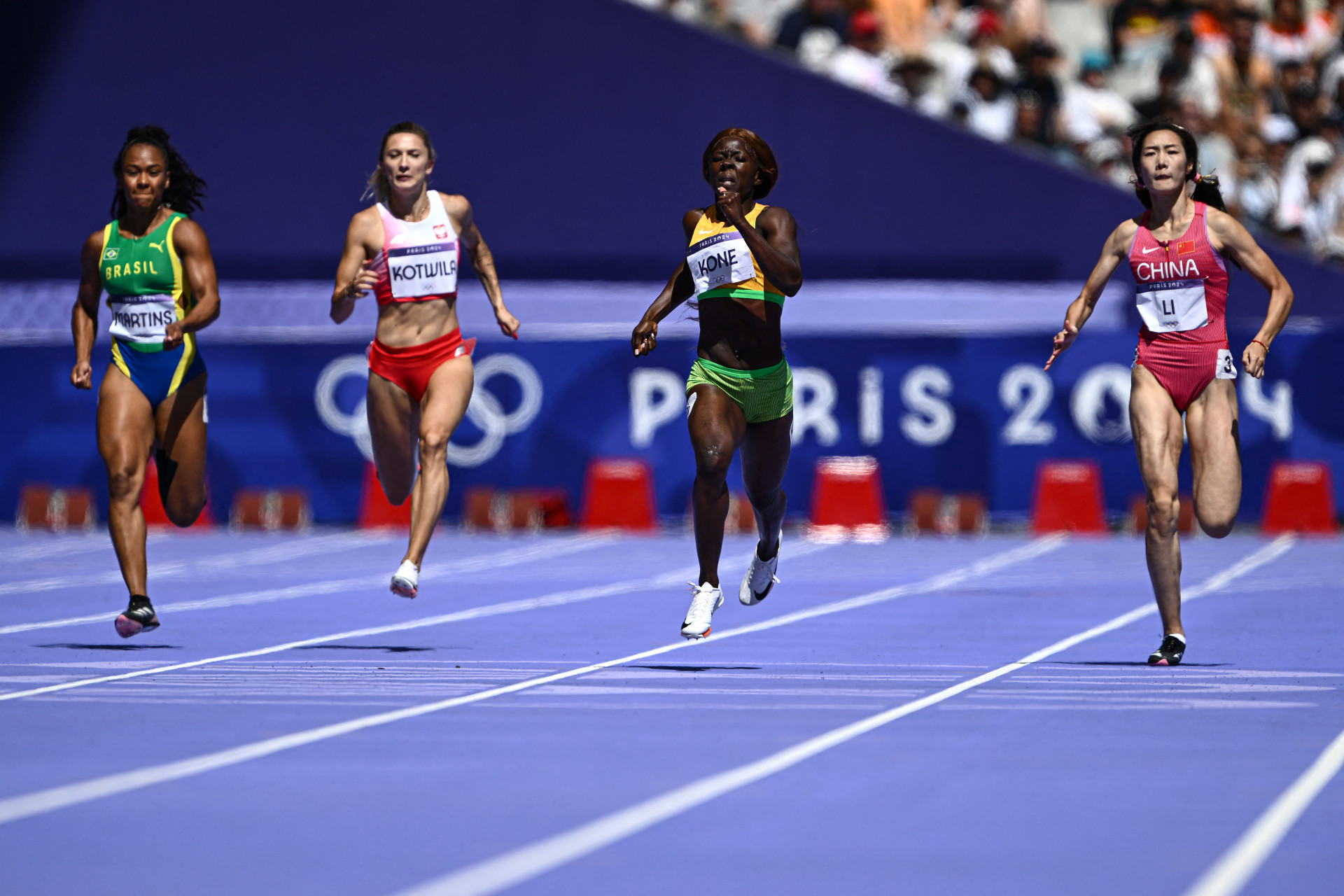 Ana Carolina Azevedo e Lorraine Martins disputaram a repescagem, mas não conseguiram avançar de fase dos 200m livre. - AFP