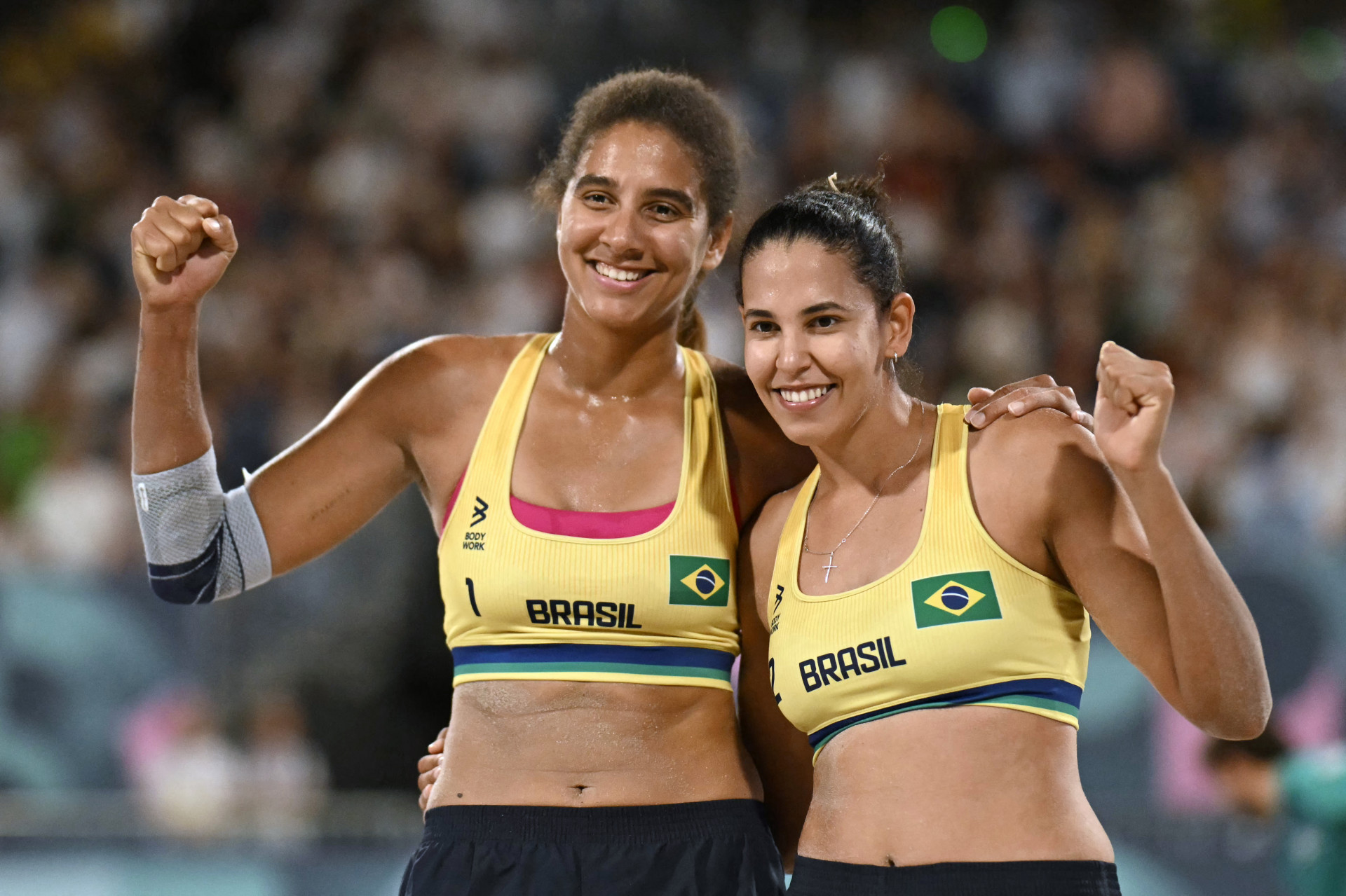 No vôlei de praia, Ana Patrícia e Duda venceram a dupla japonesa e avançam às quartas de final. Elas enfrentarão Tina Graudina e Anastasija Samoilova, da Tailândia, nesta quarta-feira. - Carl de Souza / AFP