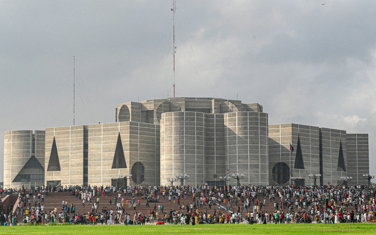População em Daca, Bangladesh, celebra renúncia de premiê do país - AFP