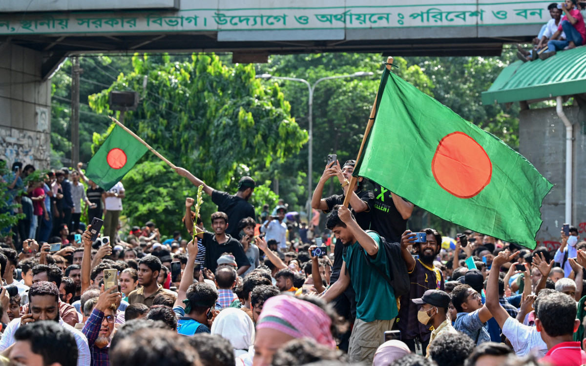 População em Daca, Bangladesh, celebra renúncia de premiê do país - AFP