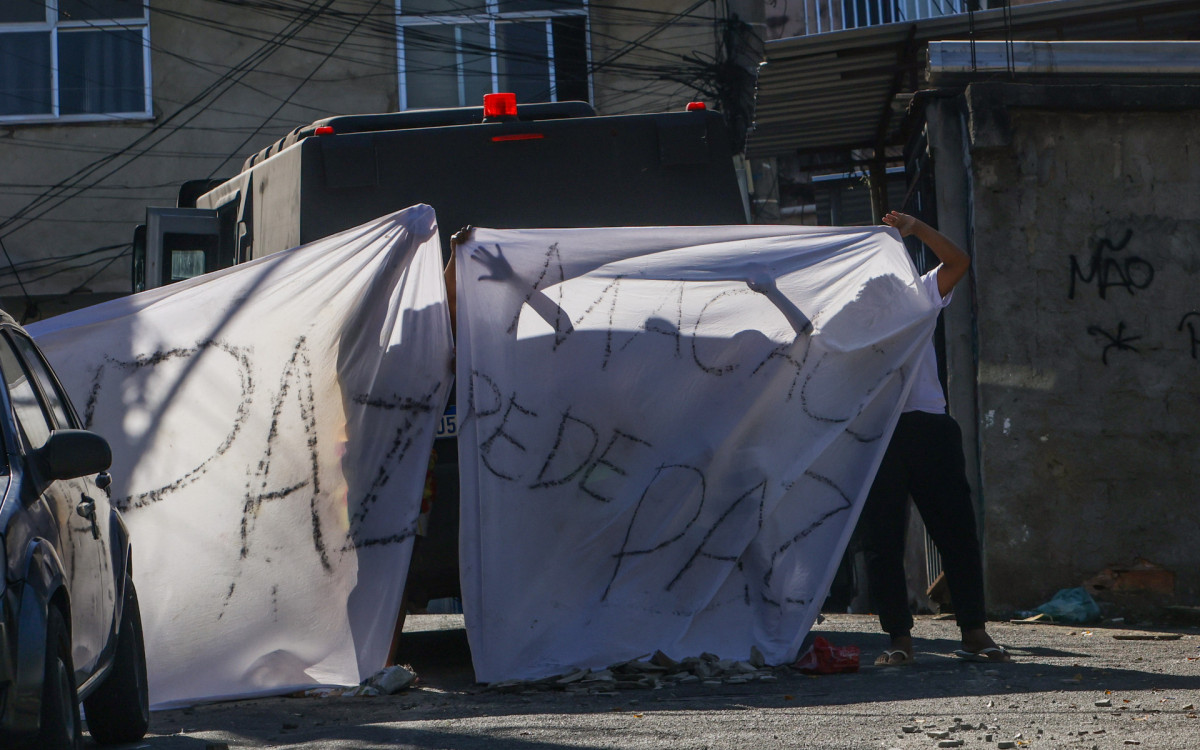 Protesto de moradores no Morro dos Macacos em Vila Isabel, nesta segunda-feira (05). - Renan Areias/Agência O Dia