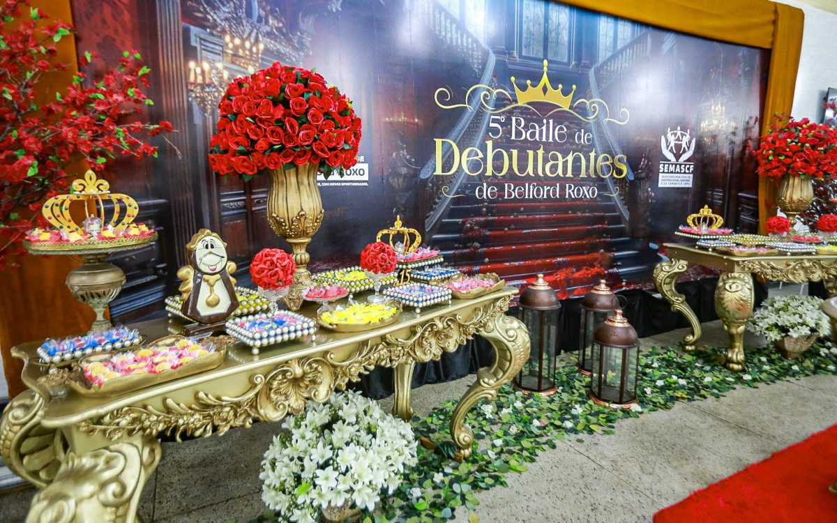 O 5º Baile das Debutantes teve uma decoração impecável com cerimonial, bolo, docinhos e buffet completo