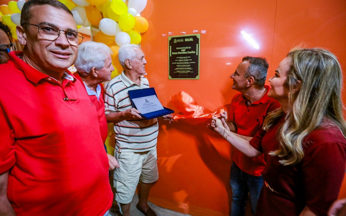 O prefeito Waguinho, a deputada federal Daniela Carneiro e parentes da homenageada descerraram a placa de inauguração