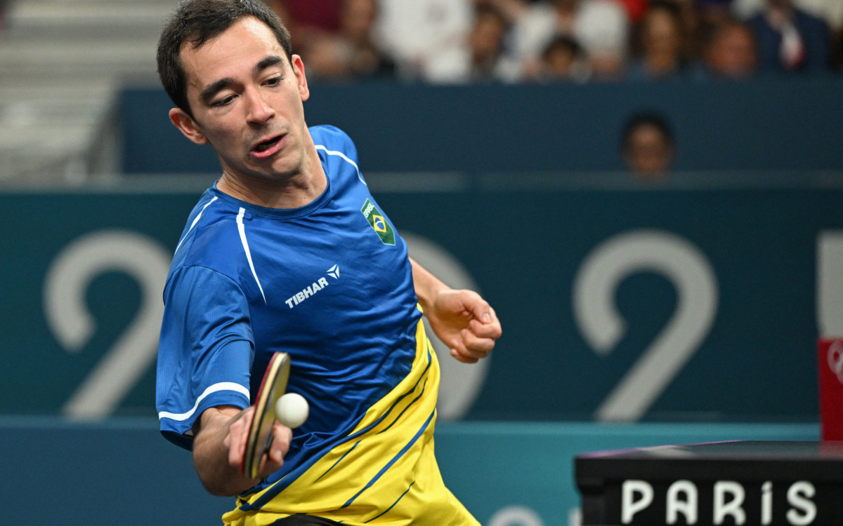 Hugo Calderano em ação pela equipe do Brasil no tênis de mesa