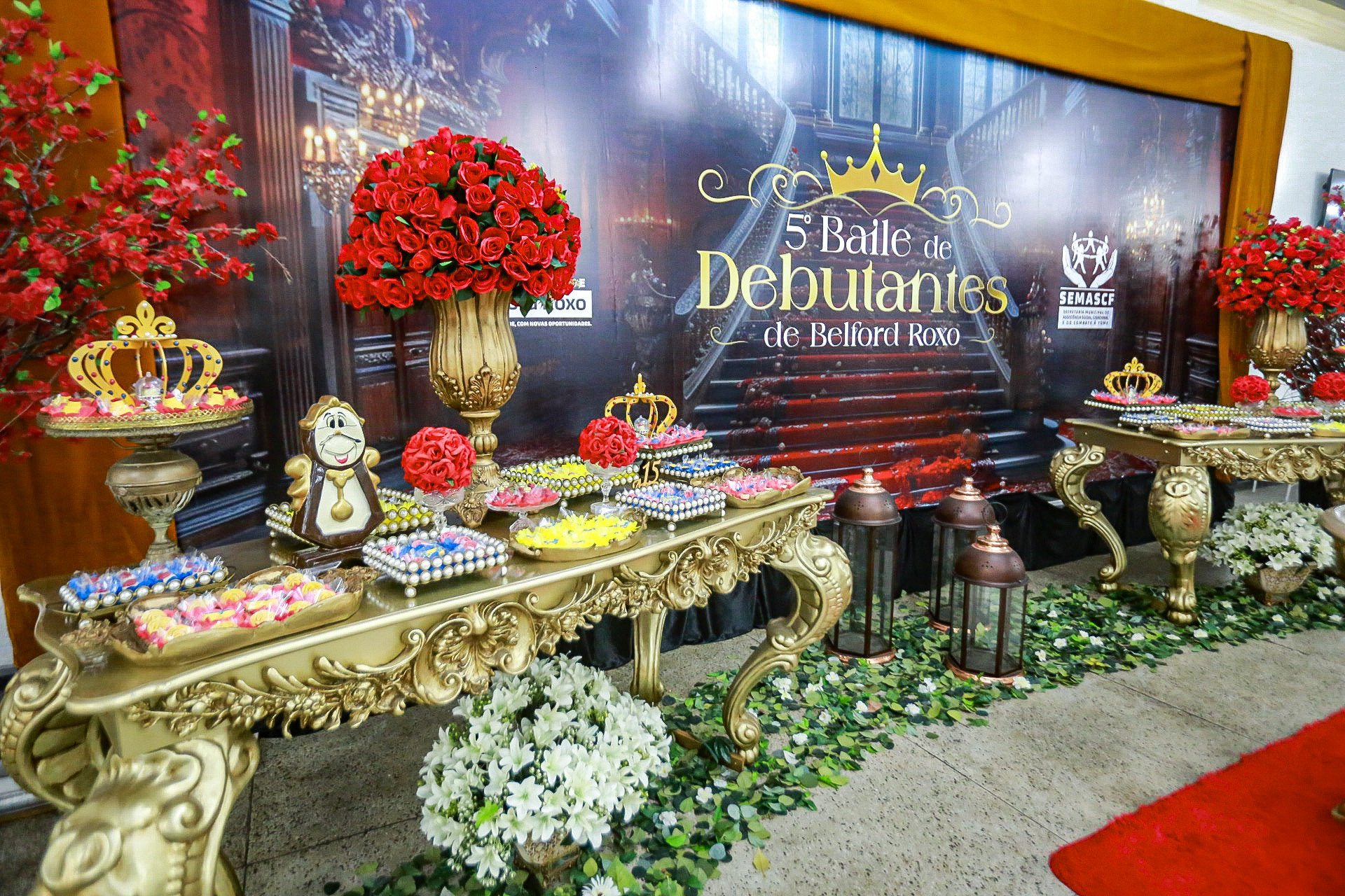 O 5&ordm; Baile das Debutantes teve uma decora&ccedil;&atilde;o impec&aacute;vel com cerimonial, bolo, docinhos e buffet completo - P&acirc;mela Sampaio / PMBR