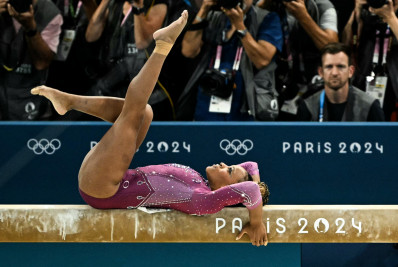 Biles cai, Rebeca acerta série, mas fica só em quarto lugar na final da trave