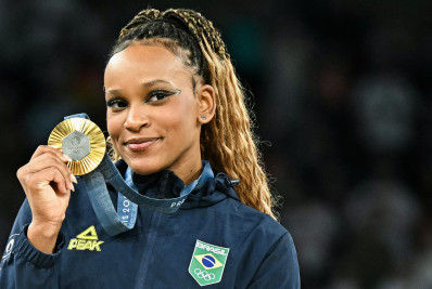 Rebeca Andrade fatura ouro no solo e se isola como maior medalhista brasileira na história