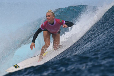 Tatiana Weston-Webb vence costa-riquenha e vai à final do surfe olímpico