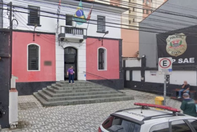 Assaltantes rendem motorista e roubam Porsche em frente a um Bar em Santo André