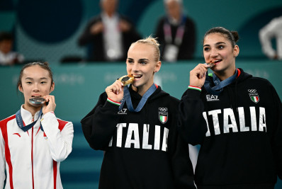 Vídeo: ginasta chinesa morde medalha no pódio ao 'imitar' adversárias e viraliza