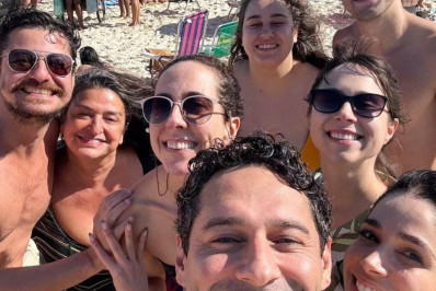 Atores de 'Família é Tudo' curtem praia juntos no Rio