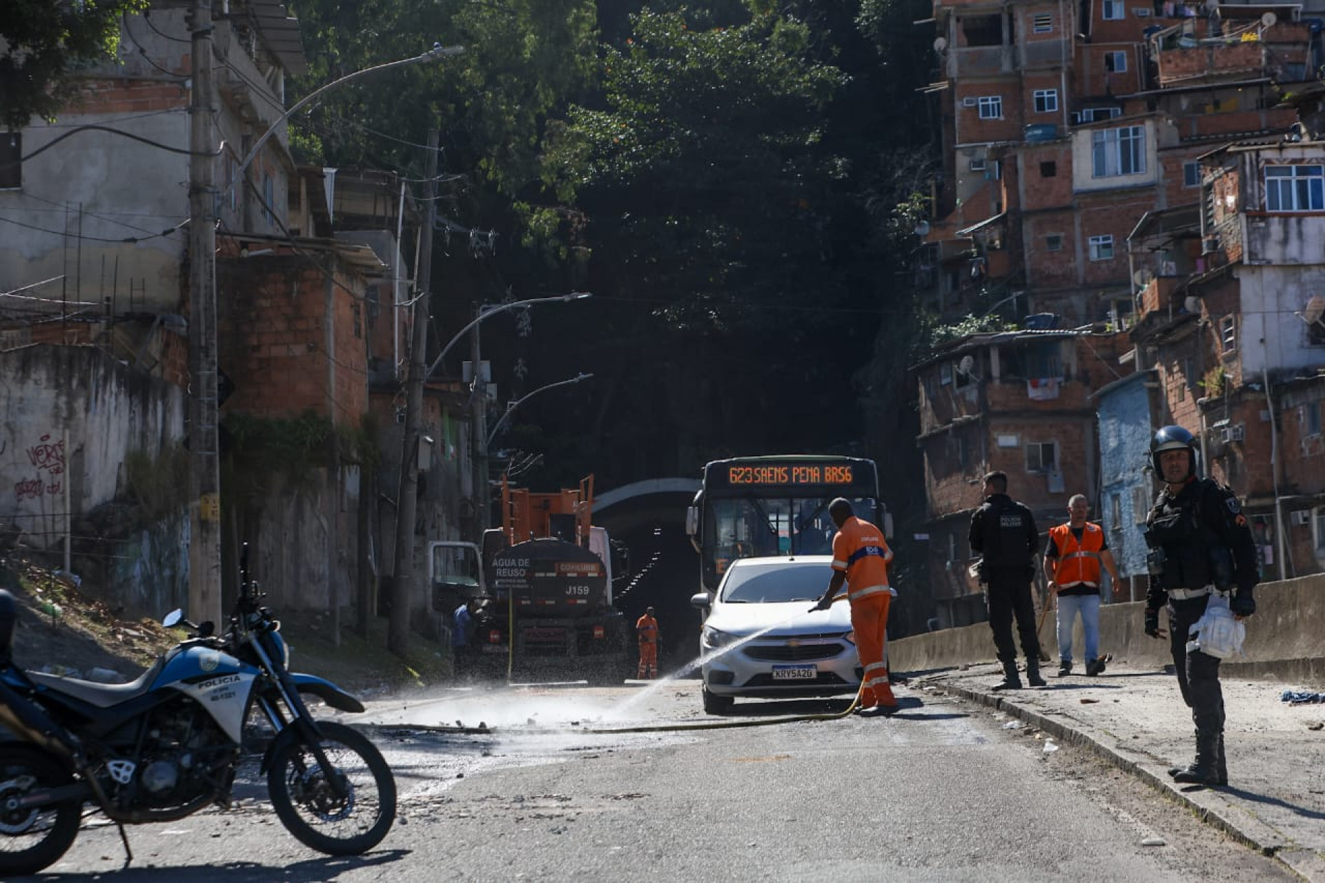 Moradores do Morro dos Macacos protestaram pedindo paz na comunidade; PM reforçou policiamento - Renan Areias / Agência O Dia