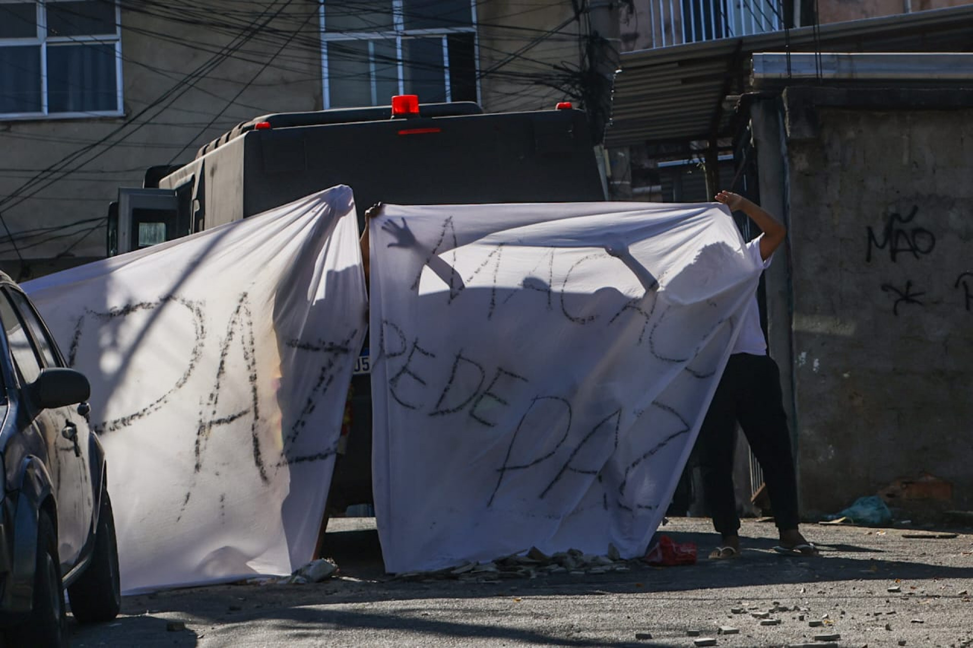 Moradores do Morro dos Macacos protestaram pedindo paz na comunidade; PM reforçou policiamento - Renan Areias / Agência O Dia