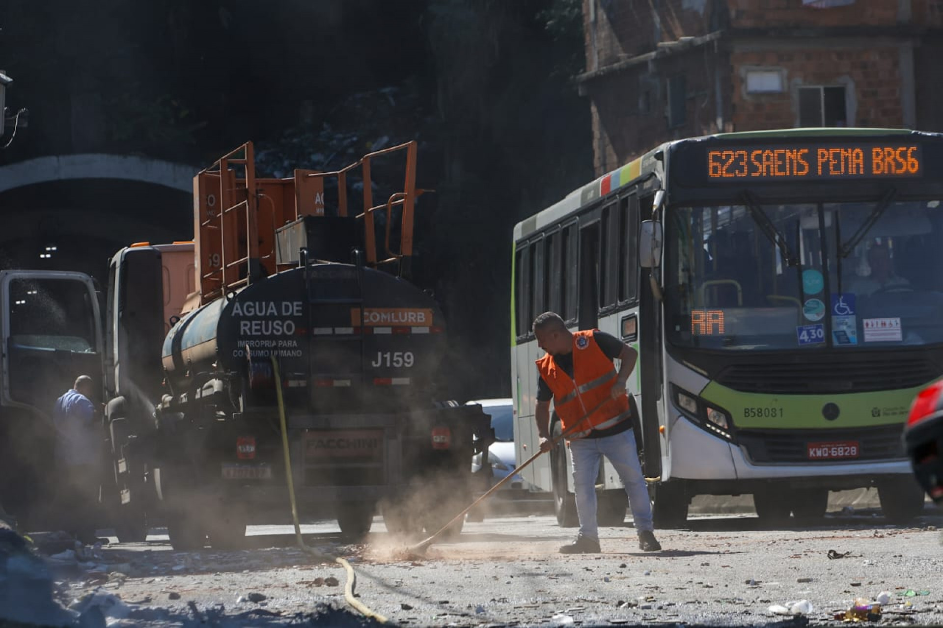 Moradores do Morro dos Macacos protestaram pedindo paz na comunidade; PM reforçou policiamento - Renan Areias / Agência O Dia